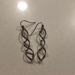 Twist dangling earrings. Silver.